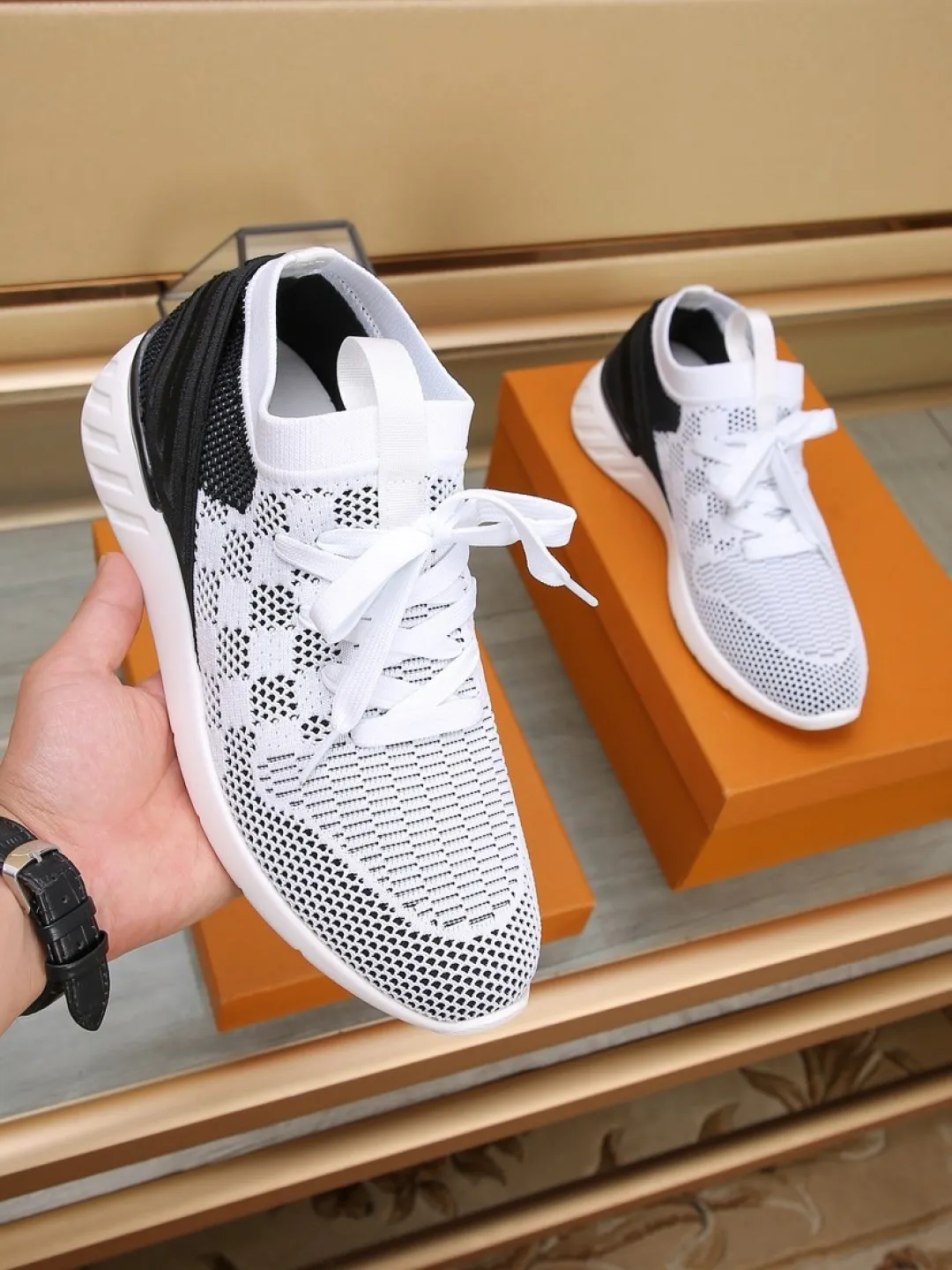 Men's shoes 💰P420💰"LOUI* VUITTO*" latest popular men's casual shoes ✔️This model is made of the original breathable fly woven fabric. The real thing is super shiny⚡️ Fashionable and versatile. The toe last shape is firm and full. The soles are LV original molds and can be put in and out at will. It is light and comfortable for the foot~Purely handmade, details determine the quality! Size:38-44